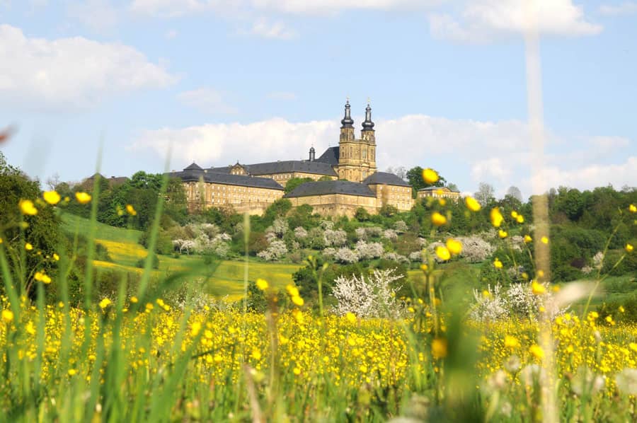 Kloster Banz präsentiert sich heute als modernes Bildungszentrum mit Museen und Ausstellungen der Hanns-Seidel-Stiftung und hat eine facettenreiche und heute noch sichtbare Vergangenheit hinter sich.