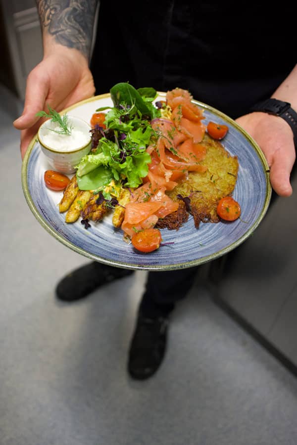 Diese Tagesempfehlung war schneller ausverkauft, als wir das foodpic posten konnten: hausgebeizte Lachsforelle von der Staffelsteiner Hopfenmühle mit gegrilltem Rothwinder Spargel auf selbstgemachtem Rösti mit Tomaten-Estragon-Hollandaise überbacken.