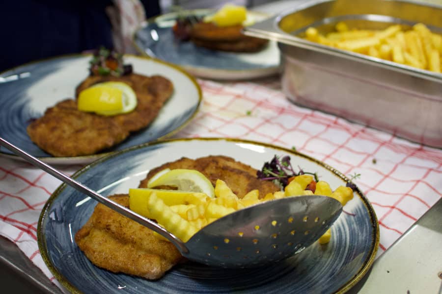 Schnitzel mit Pommes – ein unangefochtener Klassiker! ❤️