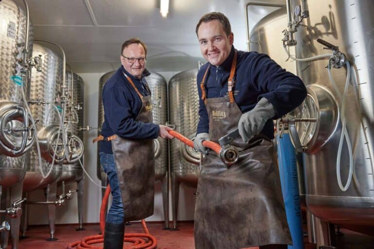 In siebter & achter Generation brauen die Weihenstephaner Diplombraumeister Reinhold & Thomas Reblitz Traditions- und Kreativ-Biere mit individuellem Geschmack.