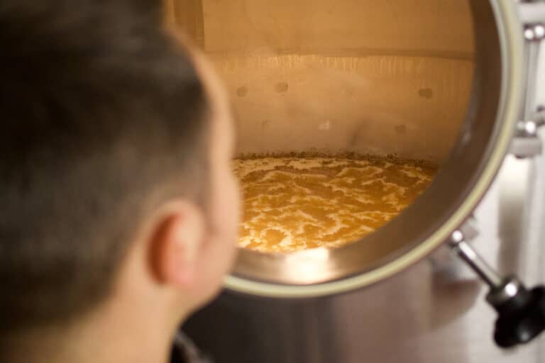 Unsere Biere kommen naturbelassen und unfiltriert zum Ausschank. Denn wir verzichten auf thermische Behandlungsmethoden wie das Pasteurisieren, um die natürliche Aromatik und die Frische des Bieres zu erhalten.