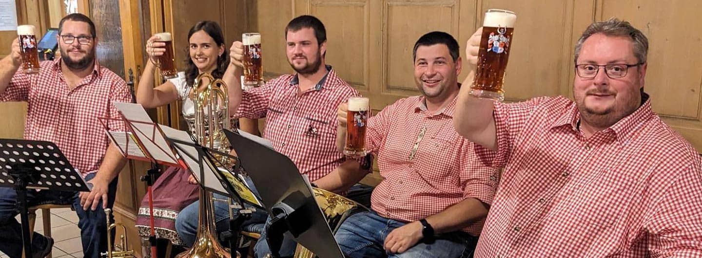 Die vier fränkischer Blasmusiker spielen bei der Kloster Banz Kerwa in Nedensdorf auf.