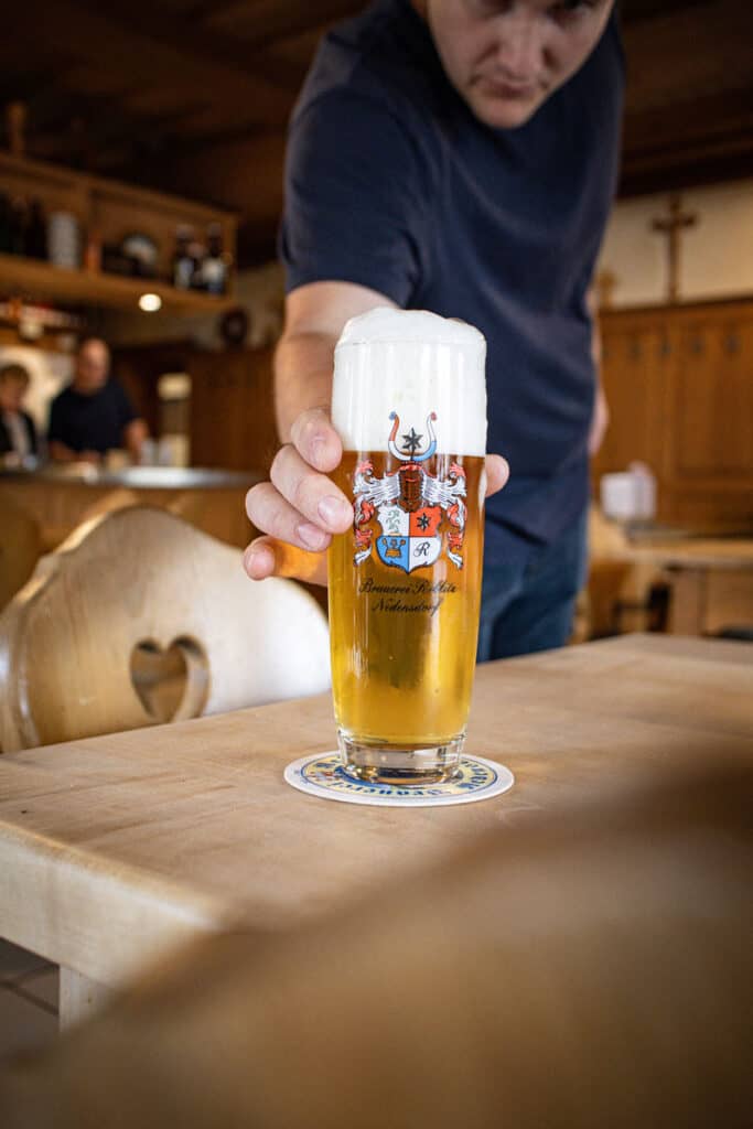 Ein Grünhopfenpils, eingebraut mit erntefrischem Hopfen – das ist unser Doldenzupfer der Brauerei Reblitz.