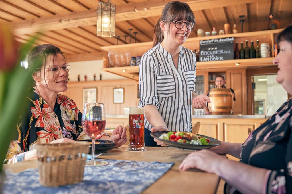 aisonale Tagesangebote mit regionalem Bezug komplettieren unser kulinarisches Angebot, das durch seine handwerkliche und natürliche Kochkunst überzeugt und auch auf unsere Spezialbiere abgestimmt ist.