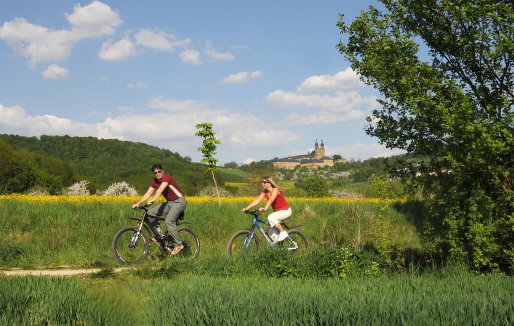 Durch unsere günstige Lage im Obermaintal sind verschiedenste Schwierigkeitsgrade und Radstrecken möglich. Ob Mainradweg Richtung Kulmbach oder in Richtung Würzburg, eine Stadttour nach Coburg – selbst die fränkische Schweiz ist mit E-Bike ein wunderbares Ziel.