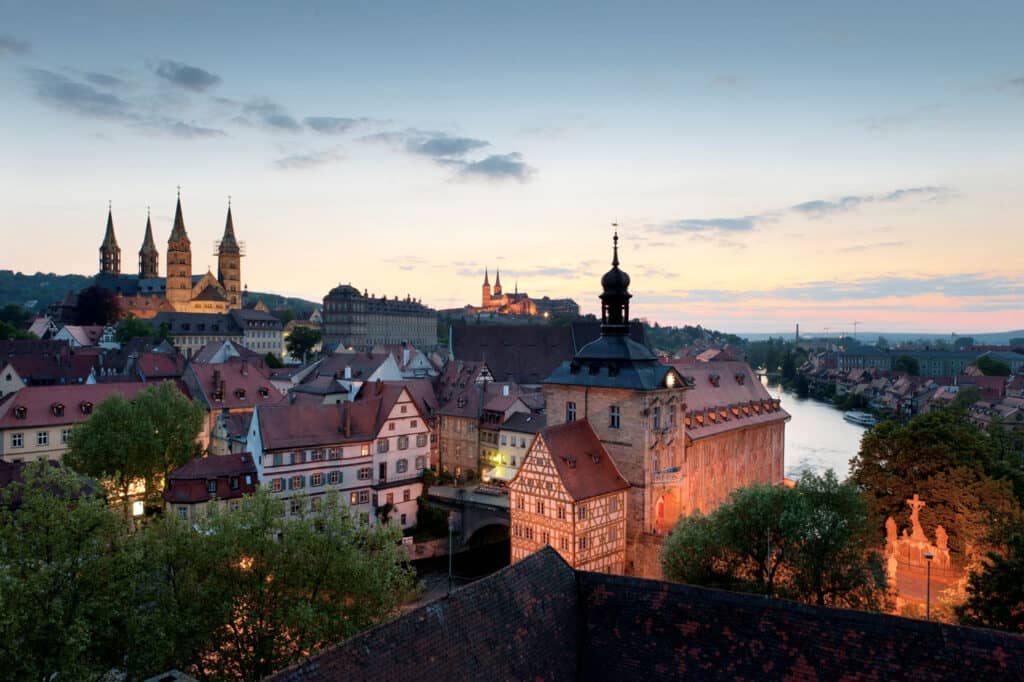 Bamberg ist immer einen Ausflug wert und von uns in weniger als einer halben Stunde erreichbar. Sieben Hügel, einer davon der Dom, auf einem anderen ein Biermuseum, das alte Rathaus inmitten der Regnitz vor „Klein Venedig“, um nur ein paar aufzuzählen.