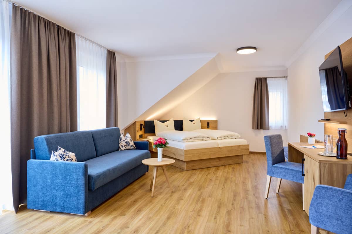 Unsere großzügigen Superior-Zimmer im neuen Gästehaus Reblitz sind hochwertig ausgestattet und verfügen über ein Sofa, Kühlschrank, Safe, Flachbild-TV, Schreibtisch + Gratis WLAN.