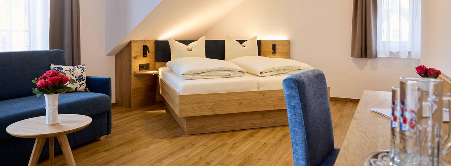 Unsere neuen, großzügigen Superior-Zimmer im ehemaligen Nedensdorfer Schulhaus sind hochwertig ausgestattet und bieten viel Platz.