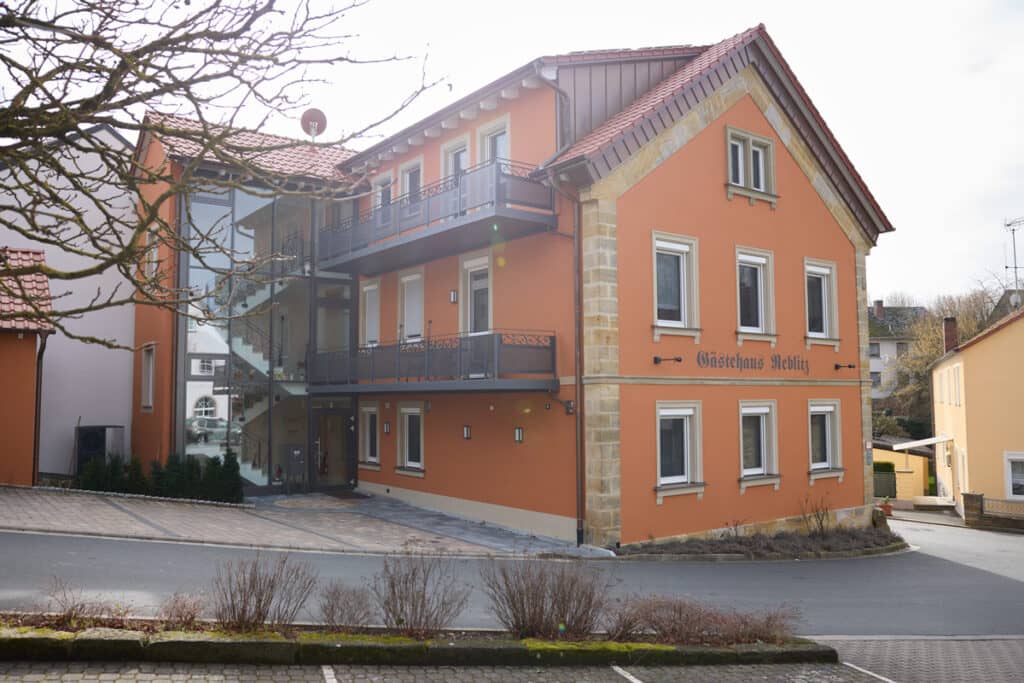Das ehemalige Nedensdorfer Schulhaus wurde durch die Familie Reblitz liebevoll zum Gästehaus saniert und umgebaut.