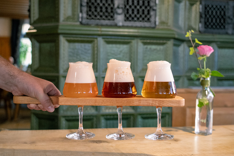 Bierprobe mit drei frisch gezapften Bierspezialitäten aus der Brauerei Reblitz, serviert im Gasthof Reblitz in Nedensdorf.