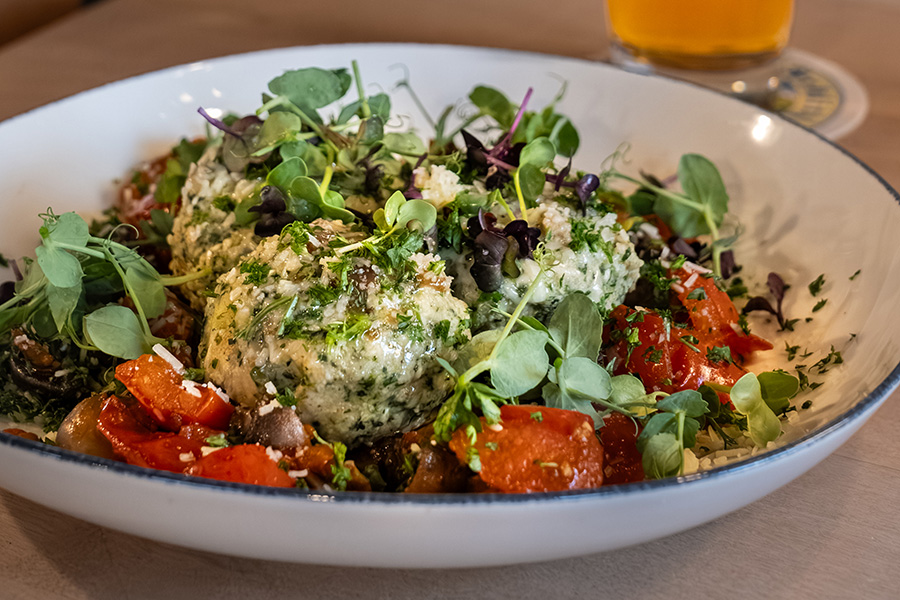 Hausgemachte Spinatknödel mit frischen Kräutern, Tomaten und Gemüse im Gasthof Reblitz in Nedensdorf.