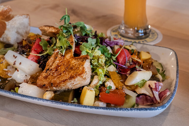 Frischer bunter Salatteller mit gegrillten Putenstreifen und saisonalem Gemüse im Gasthof Reblitz in Nedensdorf.